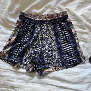 Short - Shorts från veromoda i fint skick! Storlek S.  Köparen står för frakten om du inte kan mötas upp (endast i Falköping).                                                                                 Om du kombinerar med fler av mina plagg tar jag endast en frakt avgift. Köparen ska även betala innan plagget skickas med ett bevis från swish. 