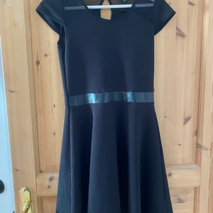 Svart klänning, passar strl 36-38 - Säljer denna gulliga svarta klänning. Jätteskönt material och bra passform. Strl 14 men passar bra på en med strl 36/38! Använd 1 gång. Kan mötas upp runt Västerås eller skickas.