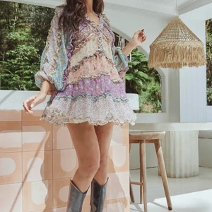 En söt klänning från Chiquelle  - Denna fina och lite egna klänning är helt oanvänd, endast testad. Det kommer en underklänning med då själva klänningen är en aningen genomskinlig (den ska vara det). Den är från Chiquelle. Kan mötas i Uppsala eller skickas. Köpare står för frakt. Tar Swish🌸