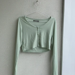 Ribbad kofta - Säljer denna jättefina ribbade kofta, från bikbok. Köptes för 179 kr. Den är något croppad! Du står för frakt. Är i strlk M, men passar mig som är s.