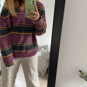 Stickad tröja - Säljer min jättefina stickade tröja från Urban outfiten! Superbra skick, har nästan aldrig blivit använd! När jag köpte den kostade den ungefär 500-600kr. Fraken ingår inte