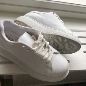 Sneakers👟  - Säljer dessa sneakers från nelly! Använda fåtal gånger så det är som nya 🤍 Frakt 59 kr