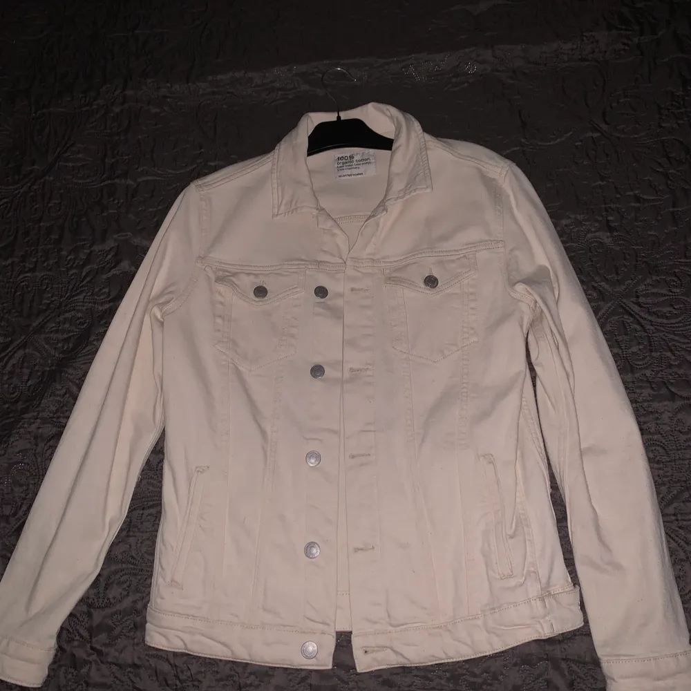 En vit/beige jeans jacka från selected home använd Max 2 gånger och nu är den bara i garderoben, säljes då det inte riktigt va min stil, köpt ny för 900kr mvh Liam . Jackor.