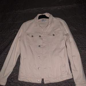 En vit/beige jeans jacka från selected home använd Max 2 gånger och nu är den bara i garderoben, säljes då det inte riktigt va min stil, köpt ny för 900kr mvh Liam 