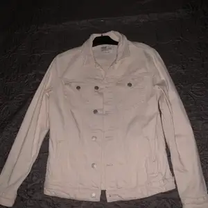 En vit/beige jeans jacka från selected home använd Max 2 gånger och nu är den bara i garderoben, säljes då det inte riktigt va min stil, köpt ny för 900kr mvh Liam 