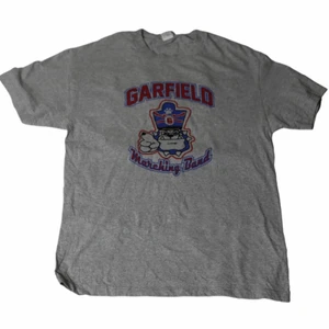 Garfield - vintage t-shirt - En fin grå tröja med ett stort graphictryck. Perfekt om man vill ha den lite amerikanska retro tröjan för en streetwear style. Köpt från USA, är en tröja med mycket historia!