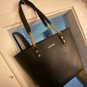 Calvin Klein - Äkta Calvin Klein väska, säljer då den inte kommer till användning nypris 1300kr