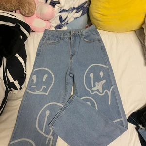 Smiley jeans  - Ett par jeans jag köpte från Shein som var för stora 😭, men de är sååå fina så vill sälja de vidare billigare för att bli av med den asap ! Det är storlek M och motsvarar ungefär 40 i storlek(?)