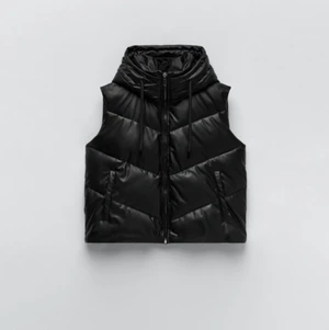Skinnväst  - Väst från Zara som är i jättebra skick. Säljs pga att den inte kommer till användning. Nypriset var 560kr. Perfekt att ha nu till hösten då den är lite tjockare och med luva ☺️☺️ västen är i strl Xs men passar även S då jag bär S i vanliga fall🤗👌🏼 Nuvarande bud: 780kr