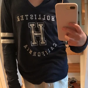 Svart Hollister tunn huddie  - Svart Hollister huddie ganska tunt material. är i bra skick. Använt 1-2 ggr 