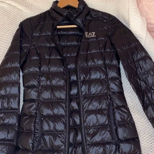 EA7 JACKA DAM - Helt ny, använd en gång. Säljer denna jacka för att den är inte min ’stil’ längre! Köpt för 1900kr.