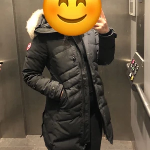 Canada goose  - Storlek M. Lång modell. Äkta kvitto finns 🌸 ordinarie pris 10 499kr. Priset går även att diskuteras! Är även kemtvättad🌸