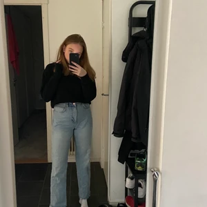 NA-KD - Ljusblåa jeans med slitningar längst ner, bra passform och i bra skick, nypris 399kr, köparen står för frakt