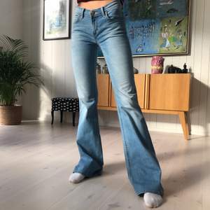 Supersnygga y2k jeans!💞 Modellen är 172cm men jeansen passar nog personer upp till 180 vilket är väldigt ovanligt för den här typen jeans. Tyvärr har en hylsa gått sönder men det är något man lätt fixar. Annars superbra skick. Kan mötas upp i sthlm eller posta. Köparen står för frakt😘💕 skriv vid fråga av mått! 