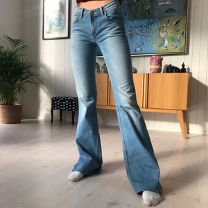 Lowrise bootcut Lee-jeans  - Supersnygga y2k jeans!💞 Modellen är 172cm men jeansen passar nog personer upp till 180 vilket är väldigt ovanligt för den här typen jeans. Tyvärr har en hylsa gått sönder men det är något man lätt fixar. Annars superbra skick. Kan mötas upp i sthlm eller posta. Köparen står för frakt😘💕 skriv vid fråga av mått! 