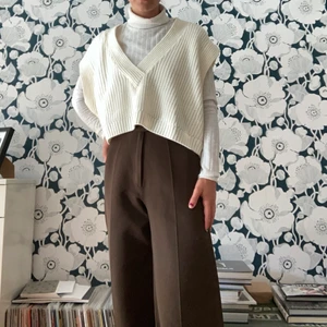 Bruna kostymbyxor - Bruna kostymbyxor köpta på second-hand i Göteborg. De har blivit insydda på baksidan och det syns något. De är lite långa för mig som är 160cm lång. Passar perfekt till hösten!⚡️🍂⭐️ Frakten ingår i priset!!!⭐️🍂⚡️