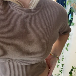 Söt beige/brun topp från bikbok  - Fin topp som knappt är använd, köpt ifjol, ser helt ny ut. Bra kvalite. Ballongarmar och croppad i midjan! Köpt från bikbok! Frakt ingår ej!