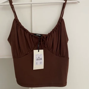 brunt linne - Brunt linne som kommer från Bikbok. Plagget har aldrig blivit använt och prislappen sitter ännu kvar. Frakten kostar 45kr. Ställ gärna frågor i chatten!