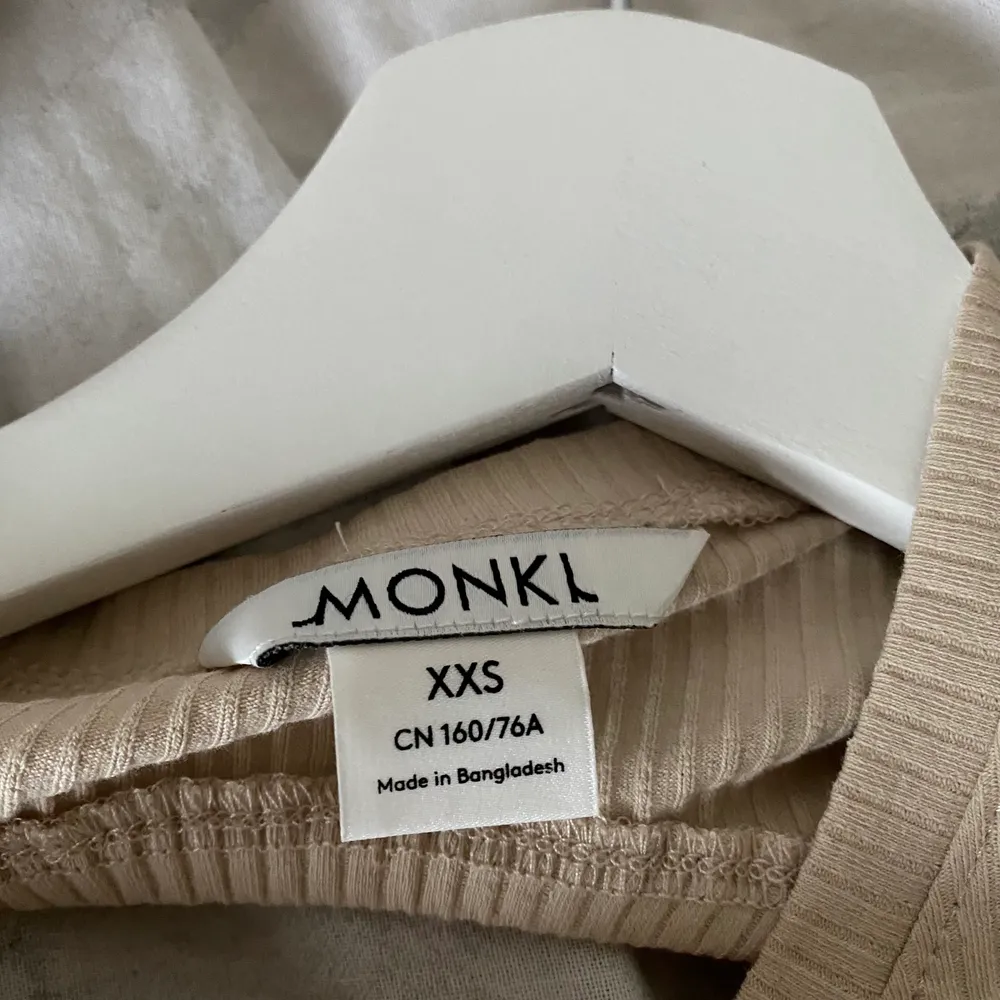 Säljer min fina beiga topp från monki med öppen rygg som ej kommer till användning. Den är i fint skick då den endast är testad! Storleken är xxs men den passar mig som vanligtvis är s/xs (materialet är strechit). Toppar.