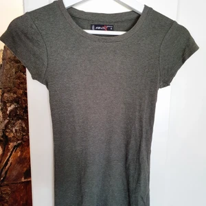 T-Shirt - Fint skick, använd någon enstaka gång. Detaljbilden visar färgen mer rättvist.