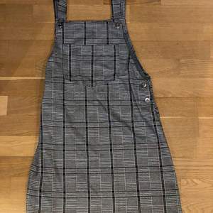Snygg cool klänning från hm divided. Använd några gånger bra skick skönt material. Färg grå och svart