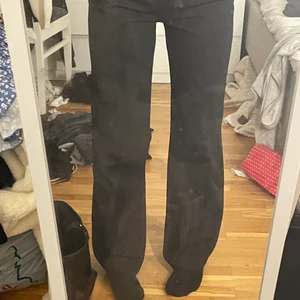 Kostymbyxor  - Ett par jättefina kostymbyxor som jag säljer pågrund av att dem tyvärr inte är min stil längre. Dem är i bra sik o väldigt bekväma 