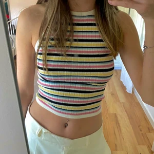 Randig topp  - Supersöt randig topp från hm, aldrig använd💛 Frakt tillkommer🥰 står XXS men är mer som wn XS