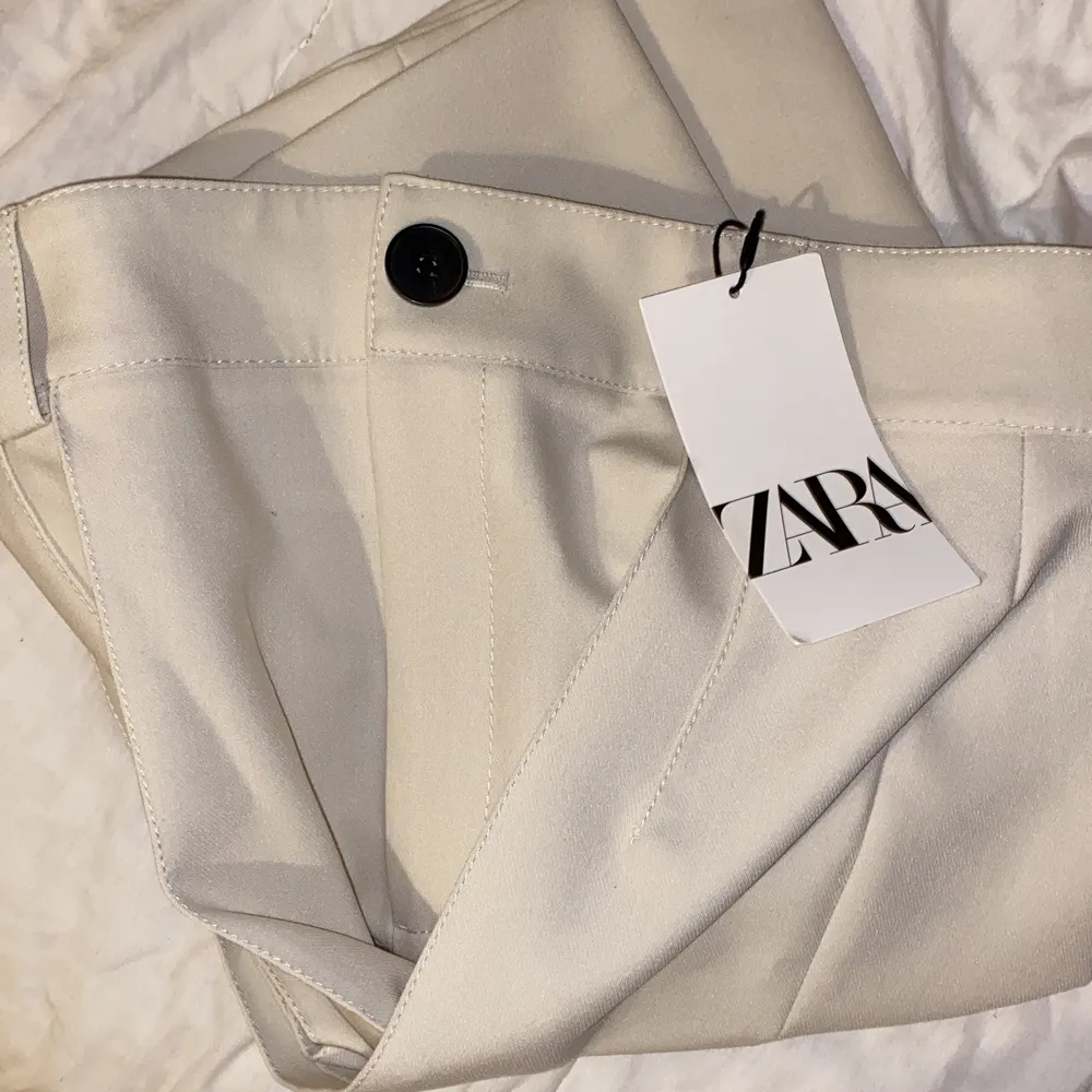 Slutsålda zara jeans. Köparen står för frakt budgivning om flera intresserade. ❤️. Jeans & Byxor.