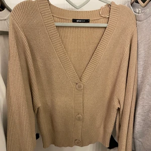 Stickad tröja med knappar - Jätte fin stickad tröja som jag inte använder längre!!