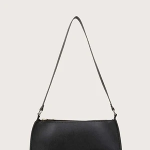 svart väska  - en svart liten väska från shein. säljer då jag har liknande hemma. helt oanvänd☺️ frakt bjuder jag på!