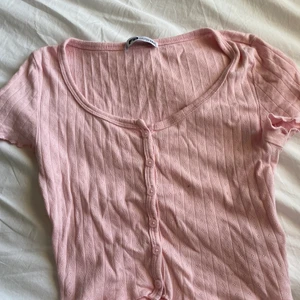 New yorker  - Här är en väldigt fin T-shirt som är jätte bra och stretchsig. Och denna t -shirt är från new yorker och är i xss men passar i xs och även s! Denna kommer tyvär inte till användning längre! 