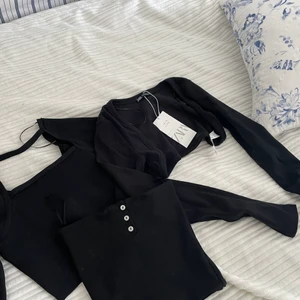 Zara - Säljer tre stycken toppar från Zara, alla slutsålda. Alla är helt nya med prislappen kvar. Säljer då de alla är försmå för mig. Bara att skriva för mer bilder. 💖 det är en långärmad topp med en halvöppen rygg, en långärmad kort kofta och en tub topp med vita knappar. Alla för 250 kr eller 150kr för långärmade toppen, 120 kr för koftan och 60kr för tub toppen 💗💗💗  EDIT: långärmade tröjan såld ❗️