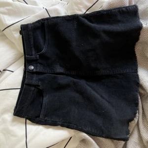 Brandy Melville Kjol - Svart kjol från Brandy Melville i manchester-tyg. One size men stretchigt tyg. Passar mig som vanligen har stl S men den skulle passa någon som är både mindre och större!🤎 Hör av dig vid intresse så kollar vi om det finns möjlighet att mötas upp!