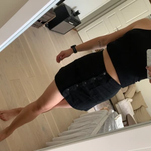 Jeanskjol svart - Jeanskjol svart med knappar. Så söt!