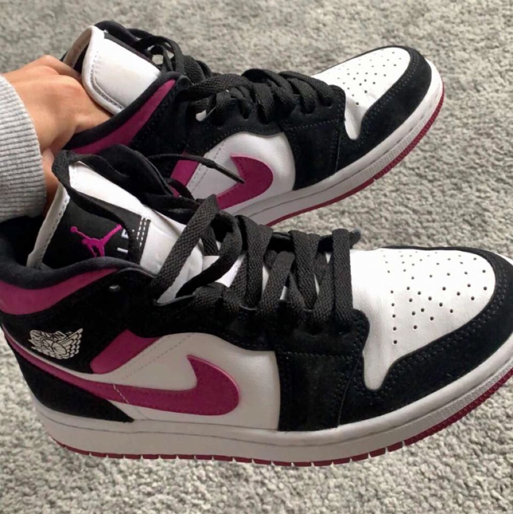 Säljer dessa Jordan 1 i storlek 37,5!! Bara använda fåtal gånger så de är i fint skick. Har bytt skosnören då jag tyckte att originalen var för långa, men man får med de andra också!! Givetvis äkta💞 Säljer vid bra bud. Skor.