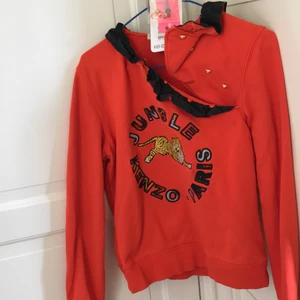 H&M x Kenzo tröja  - En jättefin tröja från samarbetet som jag säljer på grund av att jag inte använder den, den är endast använd ett fåtal gånger. Extraknappar tillkommer, samt prislappen kommer med. 