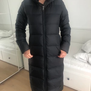 Tommy hilfiger dunkappa svart  - Tommy hilfiger Modell: TH ESS TYRA-dunkappa/rock-black. Jackan är köpt vintern 2020 nästan oanvänd. Storlek xs. Varm och skön jacka, prefekt för vintern!  Pris: 1800 inköpspriset var 3795kr