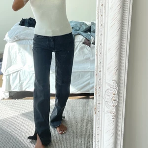 VINTAGE JEANS MED SLITS💙 - Super snygga vintage jeans med slits, 3 för 2 på allt!! 