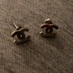 Chanel örhängen  - Säljer mina silver Chanel örhängen då jag använder bara guld. Dessa är aldrig använda, endast testade! 