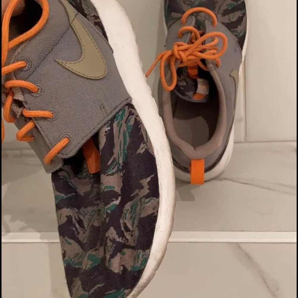 Gröna sneakers med orange detaljer från Nike. Använda ett fåtal gånger. Nypris 1499 . Skor.