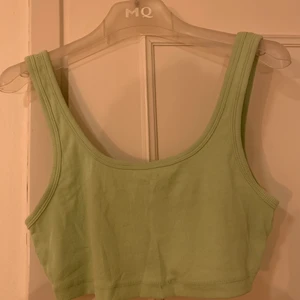 Grön croptop ZARA - Säljer detta gulliga croppade ribbade linne från ZARA. Det kommer tyvärr inte till användning. Det är sparsamt använt. Inköpspris: oklart. (OBS: linnet är litet i storleken och passar mig som normalt sett bär M).