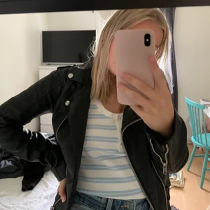 Skinnjacka i fakeskinn  - Säljer min skinnjacka i fakeskinn från lager 157 stl XS, då jag köpt en ny 🖤💕 Den är i superfint skick då den inte är använd särskilt många gånger, sitter som en S/M snarare än en XS! Kan skicka bättre bilder, fråga isåfall 😇 Säljer för 100 + frakt 