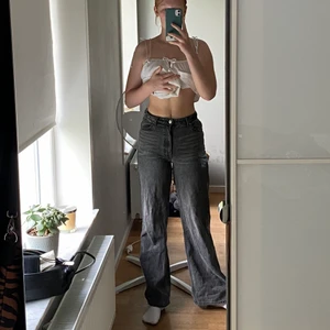 Gråa jeans - Snygga jeans från monki, något korta i benen på mig💞 nypriset är 400kr