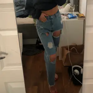 Mom jeans med slitningar! Helt nya och kommer inte till användning
