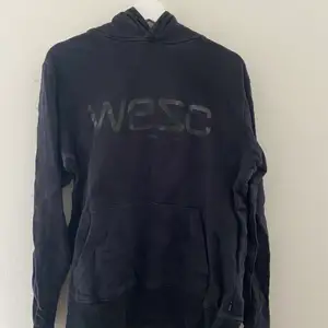 Svart hoodie med svart tryck från Wesc i storlek M. Köpare står för frakt. 🥰