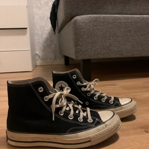 Converse chuck 70 hi - Säljer domma oanvända converse anledning att jag ej använt dom är att jag inte tycker dom passar mig dom är i fint Skick. Original pris på dom är 1000 eller er säljer dom för 600-700 pris kan ändras storlek 39,5 skriv på Dm vid intresse heter alicelarsenn 