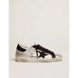 Silvriga sneakers från Golden Goose! - Supercoola sneakers från Golden Goose! Storlek 39. Skorna är endast använda ett fåtal gånger så de är i väldigt bra skick. Slitningarna är en del av skon som alltså var där redan som nyinköpta, se första bilden. Dustbag, skokartong och äkthetsbevis medföljer! Nypris 3995 kr, säljer nu för 2200kr men priset är diskuterbart!💗 Köparen står för frakten 💞