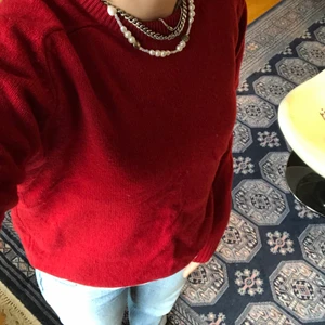 Stickad tröja - Röd stickad tröja i storlek S. Färgen syns bäst på första bilden. Köpare står för frakt:)