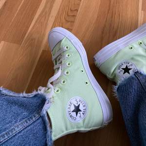 Neon gröna converse i storlek 37.5!! Skorna är knappt använda och i väldigt bra skick. Säljer de då storleken inte passar mig💕