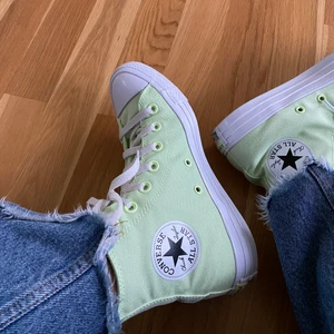 Converse - Neon gröna converse i storlek 37.5!! Skorna är knappt använda och i väldigt bra skick. Säljer de då storleken inte passar mig💕
